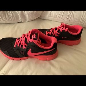 Nike Woman Shoe Size 7